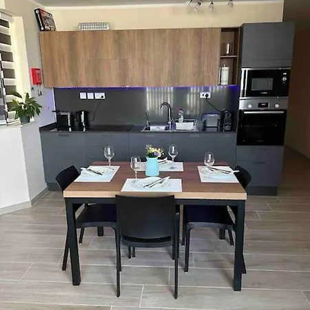 A Brand New Stunning Penthouse With Bbq Area *